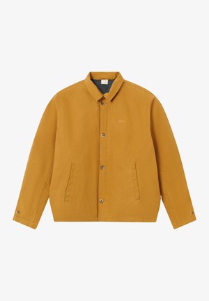 Męska musztardowa kurtka zapinana na guziki z dwoma bocznymi kieszeniami, kołnierzykiem i mankietami zapinanymi na guziki, przedstawiona na płasko na białym tle.