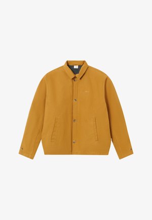 Chaqueta amarilla mostaza de hombre, con cierre de botones, dos bolsillos laterales, cuello y puños abotonados, presentada plana sobre un fondo blanco.