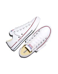 Paar weiße Low-Top Converse All Star Sneaker mit rotem und schwarzem Besatz, weißen Schnürsenkeln und Gummisohlen auf weißem Hintergrund.