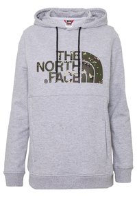 Sudadera gris con capucha, que presenta un gran logo de camuflaje de "THE NORTH FACE". Incluye cordones negros y puños acanalados.
