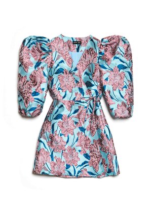 Rochie florală în satin albastru deschis, cu mâneci bufante. Are modele de bujori roz și o curea cu nod pentru o siluetă structurată.