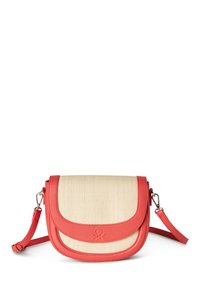 Borsa a tracolla con corpo in tela beige e dettagli in pelle corallo. Presenta una chiusura a patta e una tracolla regolabile. Logo impresso sul davanti.