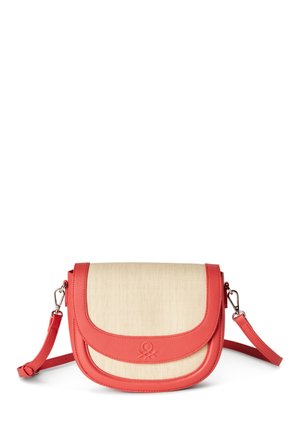 Bolso bandolera con cuerpo de lona beige y acentos de cuero coral. Cuenta con cierre de solapa y correa ajustable. Logo grabado en la parte frontal.