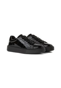 Sneakers in pelle verniciata nera con finitura liscia, punta rotonda, suola piatta in gomma nera e lacci neri. Presenta un logo del marchio sul lato.