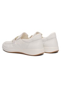 Stel witte leren instapschoenen met rubberen zolen en gouden gespdetail, weergegeven vanuit achter- en zijaanzichten.