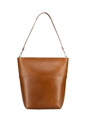 Braune Ledertasche mit einem Schulterriemen und dezentem, geprägt vorne Logo, auf weißem Hintergrund dargestellt.