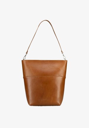 Sac seau en cuir marron avec une bandoulière unique et un logo embossé discret à l'avant, présenté sur fond blanc.