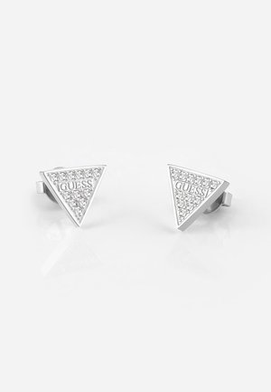 Boucles d'oreilles triangulaires en argent ornées d'un motif de strass transparent, embossé avec le nom de la marque "GUESS" sur le devant.