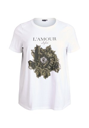 Bijela majica kratkih rukava s velikim zelenim cvjetnim uzorkom i natpisom "L'AMOUR Infini" iznad njega. Napravljena od mekog pamučnog materijala.