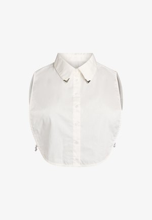 Valge puuvillane krae, millel on struktureeritud disain, nupuga kinnitamine ja dekoratiivsed hõbedased aktsendid krae punktidel.