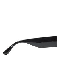 Czarne okulary przeciwsłoneczne o eleganckim designie, błyszczące wykończenie i zaokrąglony koniec zausznika z małym znakiem CE.