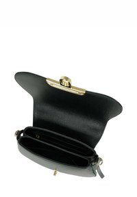 Borsa a mano in pelle nera con finitura lavorata, chiusura con fibbia dorata e due scomparti interni. Interno foderato in tessuto nero.