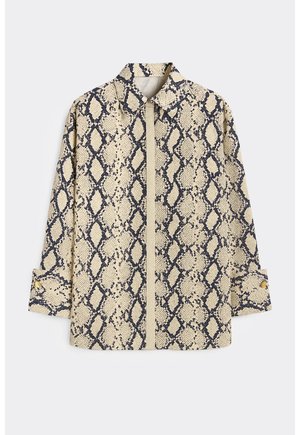 Langærmet beige skjorte med sort slangeprint, knapmanchetter, spids krave og skjult knaplukning foran.