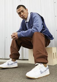 Nike Sportswear DUNK LOW - Sneakers basse - white gym red sail midnight navy