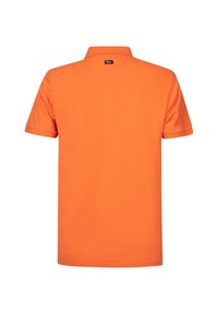 Polo tričko s krátkým rukávem v jasně oranžové bavlně. Obsahuje klasický límeček a malou značkovou cedulku na zadní straně krku. Jednoduchý design, žádné vzory.