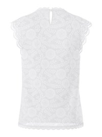 Bluza albă din dantelă cu mâneci scurte, decorată cu modele florale, margini ondulate la mâneci și tiv, și o mică închizătoare cu buton la spate în formă de cheie.