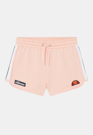 Jasnoróżowe szorty sportowe z elastycznym pasem, sznurkiem do regulacji, białymi paskami po bokach oraz naszywkami z logo Ellesse z przodu po bokach.