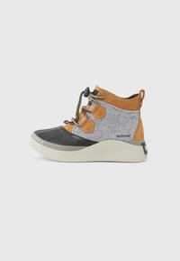 Høye sneakers i en blanding av grå filt og brun semsket skinn med en svart gummitåforing, teksturert yttersåle og justerbart snøresystem.