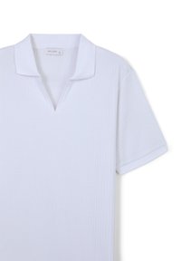 Weißes Polohemd mit gerippter Textur, kurzen Ärmeln und einem Koller mit Schlitz. Der Stoff scheint leicht und mit einer glatten Oberfläche zu sein. Markenetikett sichtbar.