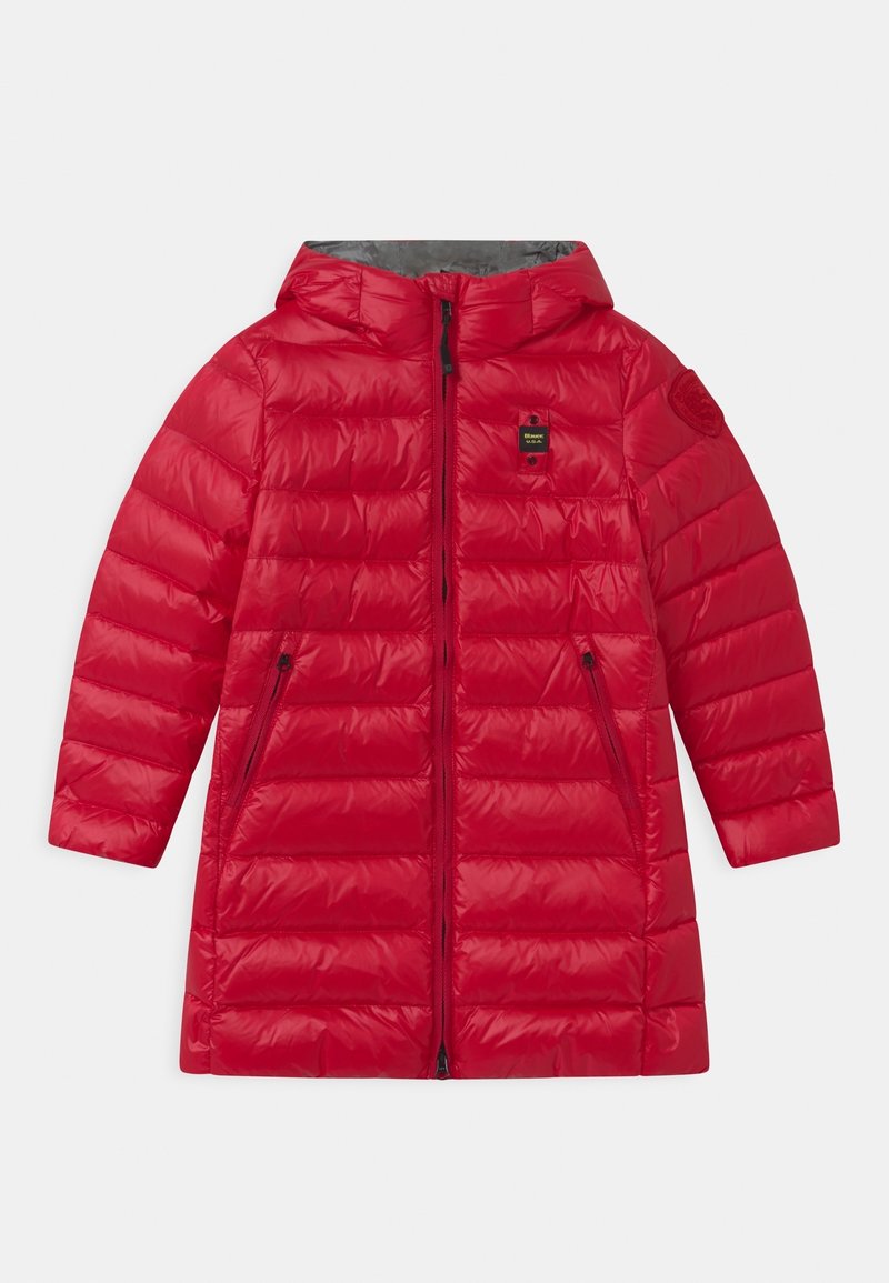 Rode pufferjas met capuchon, rits aan de voorkant en twee zijzakken. Gemaakt van glanzend materiaal met een gestikt ontwerp en logo op de borst.