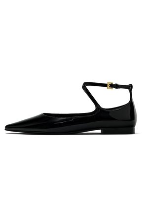 Chaussure plate en cuir verni noir avec bout pointu et fine bride à la cheville avec une petite boucle dorée.