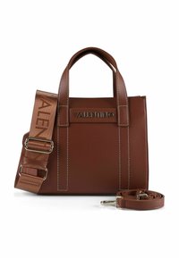 Bruine lederen handtas met een gestructureerd ontwerp, zilverkleurige hardware, contrasterende stiksels en een afneembare riem met een logo.