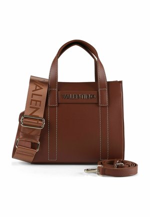 Bruine lederen handtas met een gestructureerd ontwerp, zilverkleurige hardware, contrasterende stiksels en een afneembare riem met een logo.