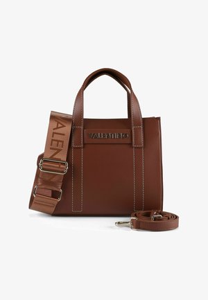 Bruine lederen handtas met een gestructureerd ontwerp, zilverkleurige hardware, contrasterende stiksels en een afneembare riem met een logo.