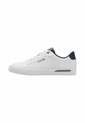 Biały niski sneaker z czarną zakładką na pięcie, białymi sznurówkami, boczną siateczkową wkładką i logo „S.OLIVER” nad dekoracyjnym paskiem na podeszwie.