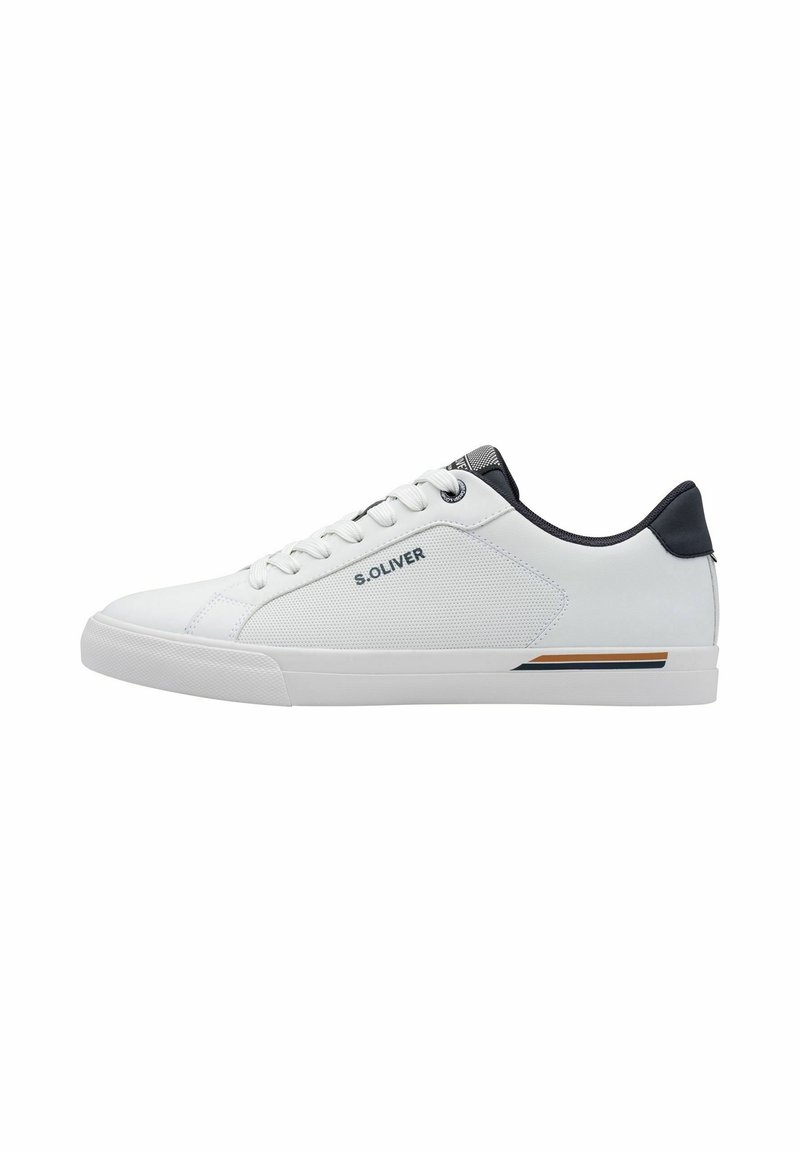 Biały niski sneaker z czarną zakładką na pięcie, białymi sznurówkami, boczną siateczkową wkładką i logo „S.OLIVER” nad dekoracyjnym paskiem na podeszwie.
