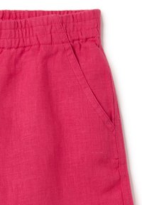 Pantalones de lino rosa con una cinturilla elástica, que cuentan con un bolsillo lateral y una tela texturizada para mayor transpirabilidad.