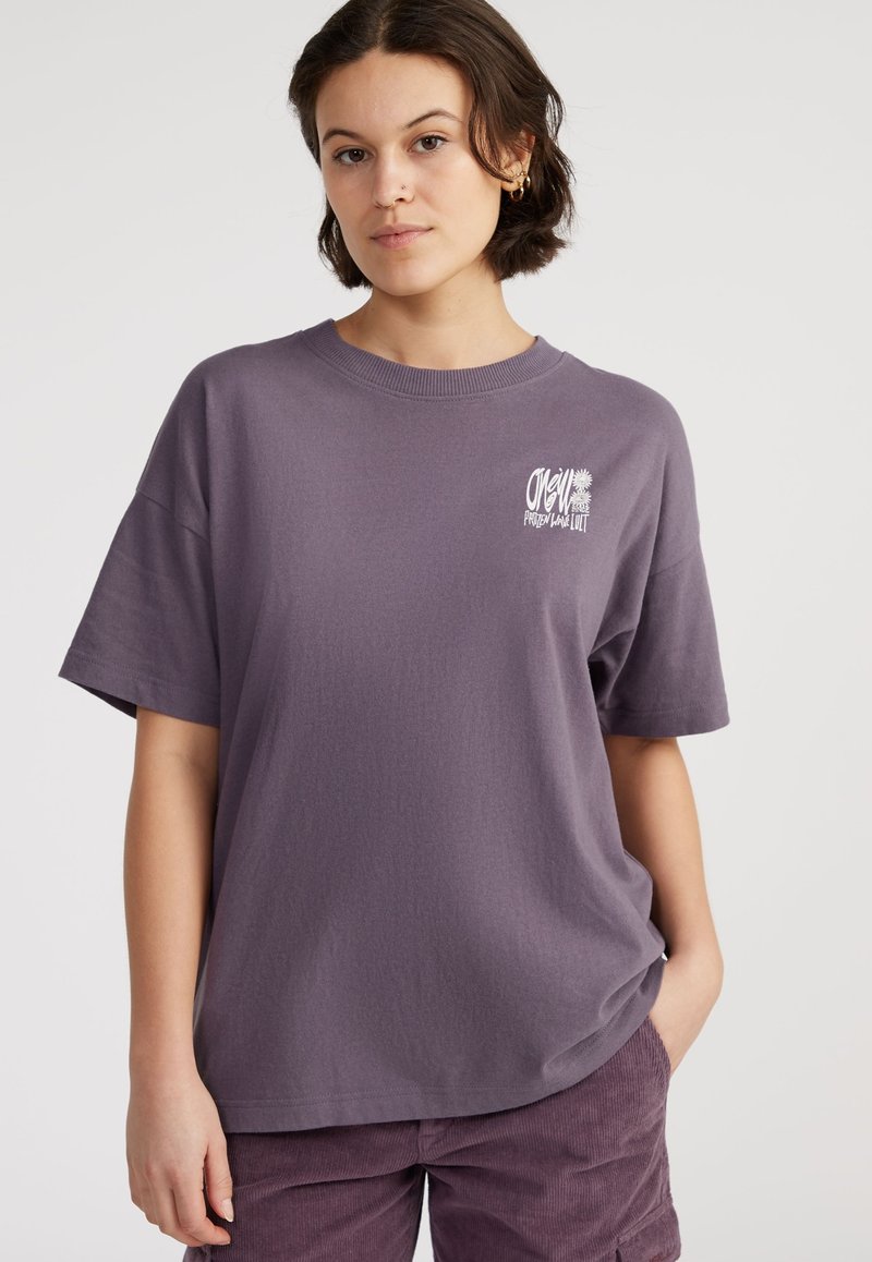 Paarse katoen T-shirt met een ronde hals en korte mouwen, voorzien van een witte graphic print op de linkerkant van de borst. Glad textuur.
