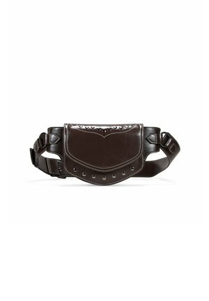 Bolso de cinturón de cuero marrón con tapa frontal curva, acentos de tachuelas y costuras blancas. Presenta correas ajustables y un diseño elegante.
