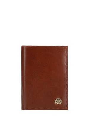 Cartera de cuero marrón con textura suave y pequeño emblema dorado en la esquina inferior derecha sobre un fondo blanco.