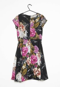 Květinové šaty s krátkými rukávy, které mají směs růžových, bílých a zlatých květin na černém pozadí. Vyrobeno z lehkého materiálu.