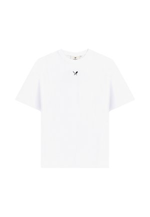 T-shirt blanc à manches courtes en maille côtelée avec un petit logo noir de couteau et fourchette croisés centré sous le col.