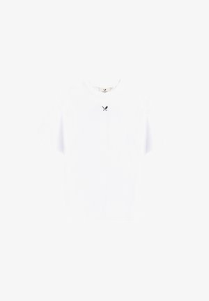 T-shirt blanc à manches courtes en maille côtelée avec un petit logo noir de couteau et fourchette croisés centré sous le col.