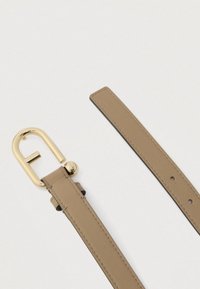 Vaaleanruskea nahkavyö, jossa on kullanvärinen D-muotoinen solki. Vyössä on sileä pinta ja saumaukset reunoilla.