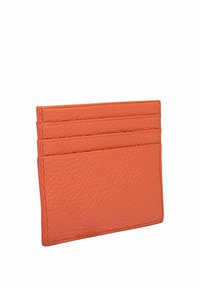 Kožený držák na karty v jasně oranžové barvě, s texturovaným povrchem, se čtyřmi sloty vpředu a jednoduchým obdélníkovým designem.