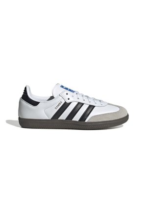 Hvid Adidas Samba sneaker med sorte striber, grå ruskindståhætte og sort sål, vist fra siden på en hvid baggrund.