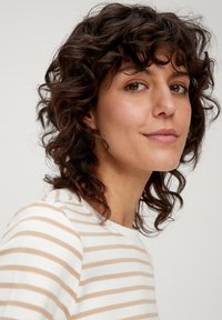 s.Oliver LEICHT VERKÜRZTES  - T-Shirt print - sandstein