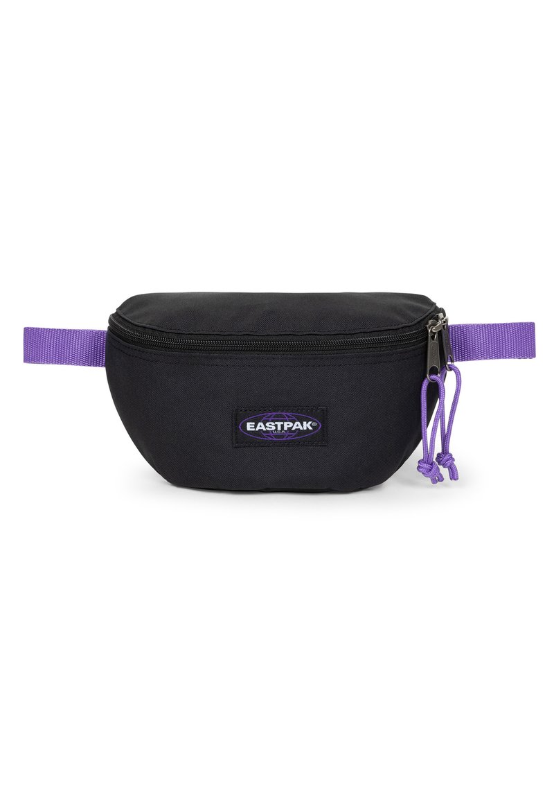 Czarny materiałowy woreczek o zaokrąglonym kształcie, z fioletowym suwakiem i paskiem oraz wyszywanym logo Eastpak na przedniej stronie.