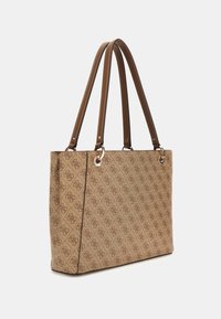 Borsa a spalla marrone con motivo, dotata di due manici in pelle marrone, presenta una forma rettangolare e inserti in metallo argentato. Finitura in tessuto testurizzato.