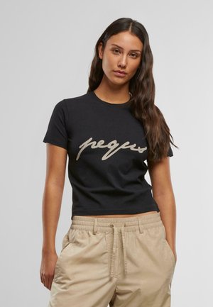 Tricou din bumbac negru, cu guler rotund, având un text cursiv mare, bej, "pegu" pe partea din față. Asortat cu pantaloni bej cu șnur.