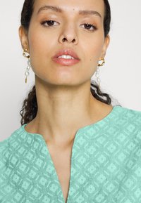 SUMMERY Copenhagen ELIZA BLOUSE - Blusa - vivid green