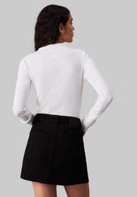 Calvin Klein Jeans Tops ar garām piedurknēm - bright white