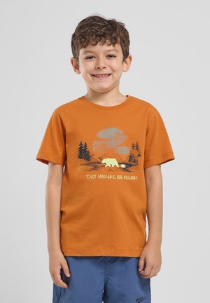 Oranje katoenen t-shirt met een beerafbeelding en berglandschap. Korte mouwen en ronde hals. Gladde textuur, casual pasvorm.