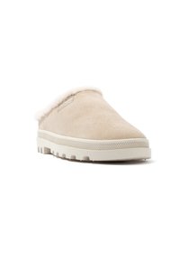 Beige slip-on sko med en mjuk pälsfoder, överdel i mocka och en texturerad vit gummisula med en sågad kant.
