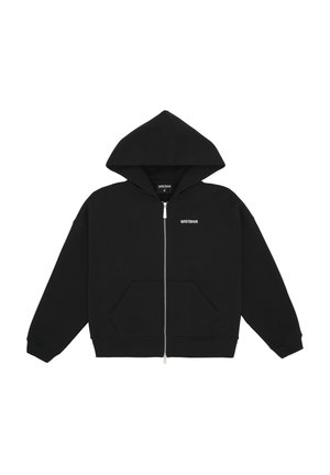 Svart zip-up hoodie i mjukt tyg med stor huva, känguruficka och vit textlogotyp på bröstet.