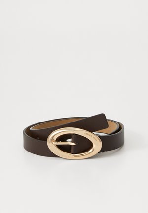 Ceinture en cuir marron avec une boucle ovale en or et une texture lisse. Couleur intérieure contrastante avec un design épuré et minimaliste.